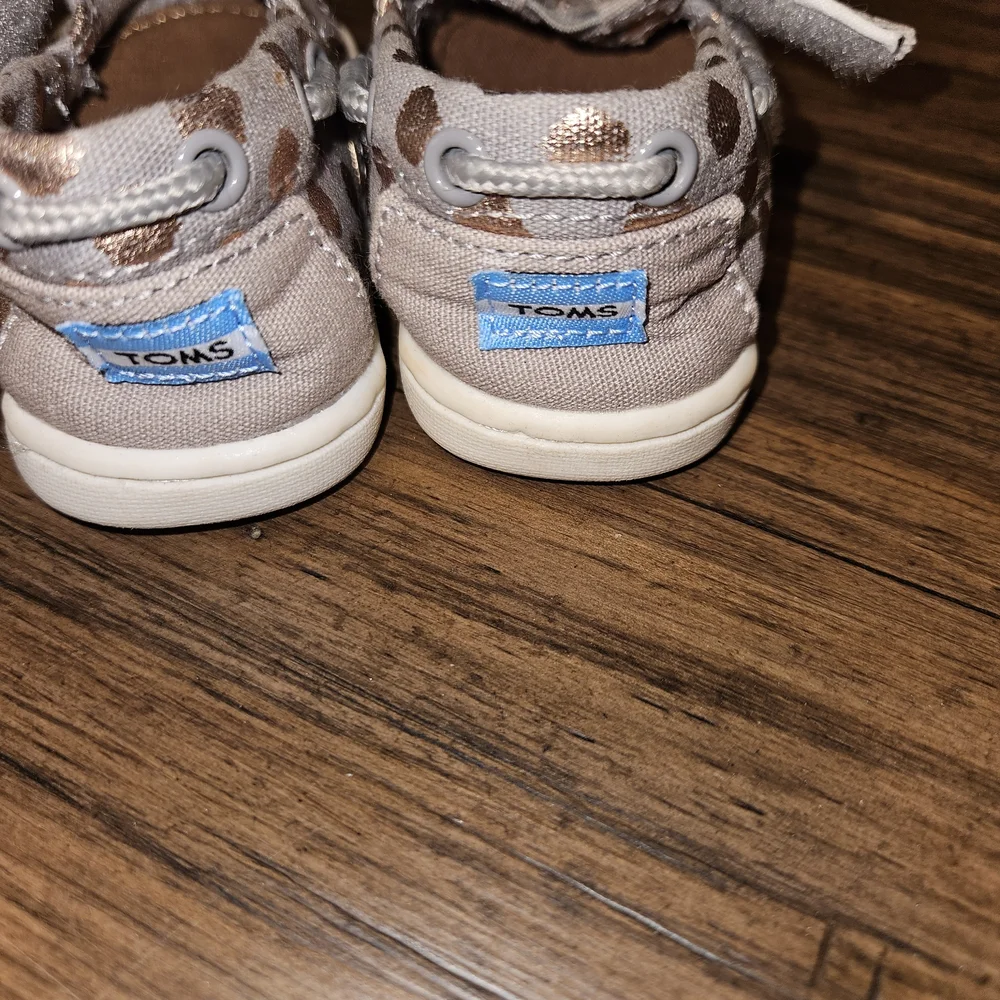 TOMS Baby Walker Shoes in Gray with Metallic Dots T4